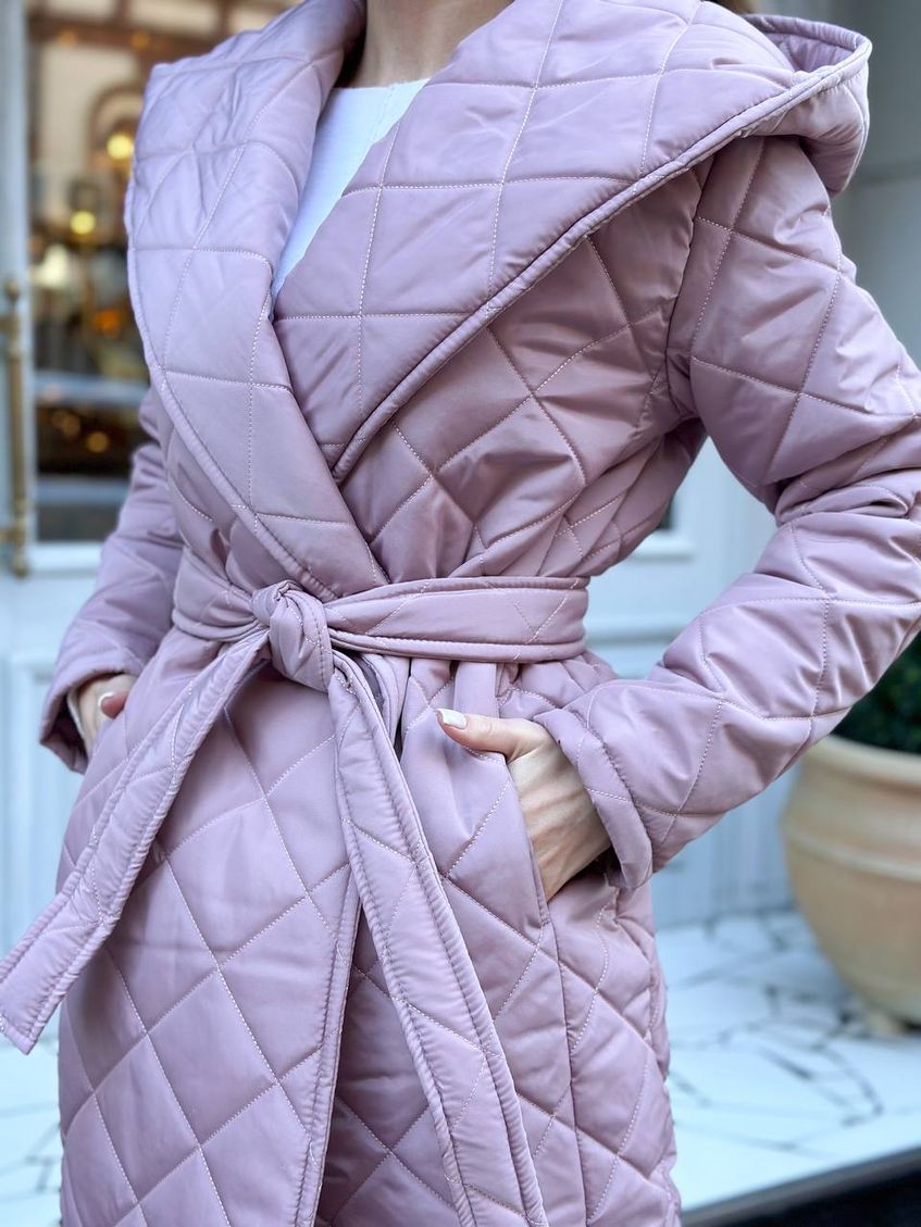 Женское стеганное пальто на запах с капюшоном и поясом LL-234 фрезовое