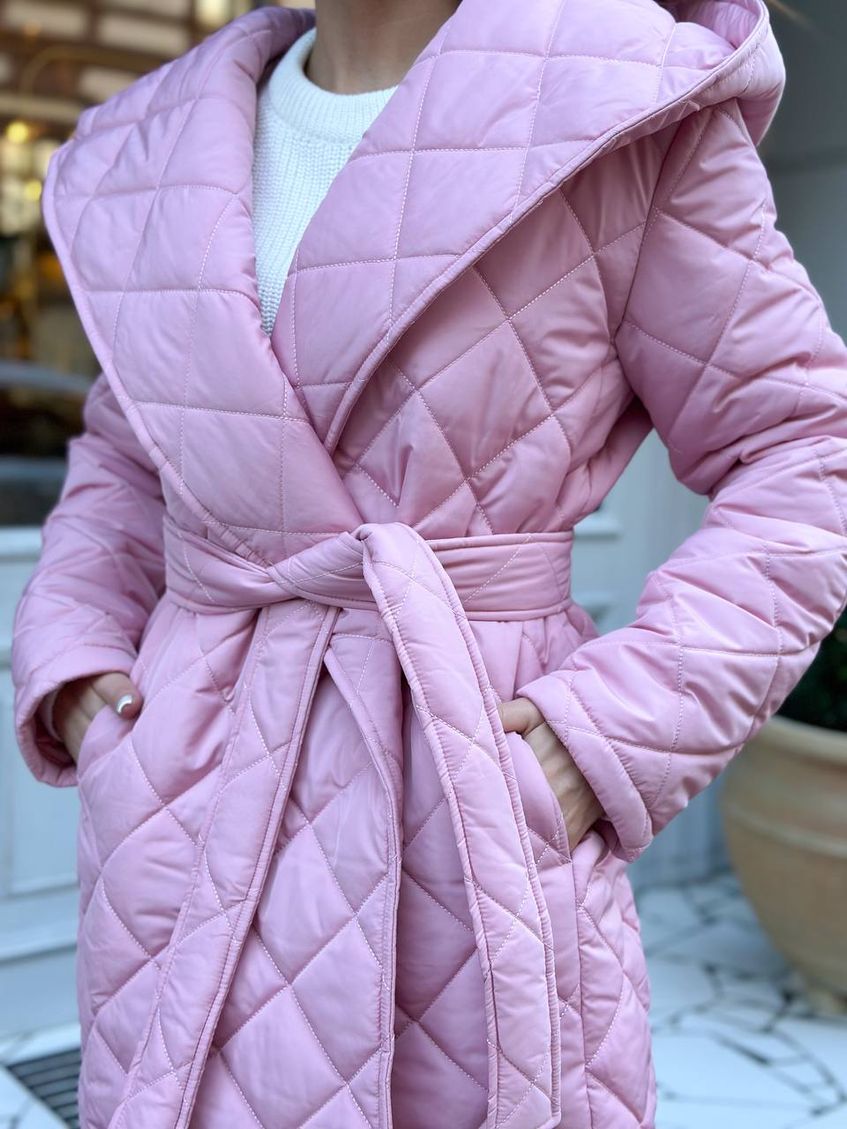 Жіноче стьобане на запах пальто з капюшоном та поясом LL-234 рожеве
