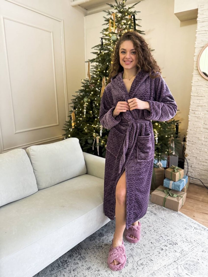 Женский уютный мягкий халат с карманами, поясом и капюшоном фиолетовый