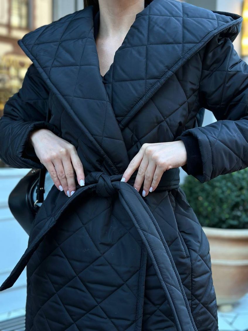 Женское стеганное пальто на запах с капюшоном и поясом LL-234 черное